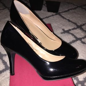 Black patent pump